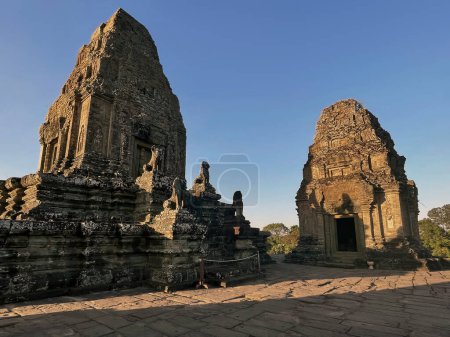 Hora dorada: Salida del sol sobre el antiguo templo pre-Rup, Angkor Wat, Siem Reap, Camboya