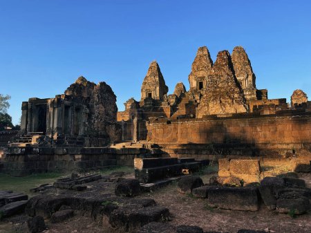 Iluminación matutina: Salida del sol en el Templo de East Baray, Angkor Wat, Siem Reap, Camboya
