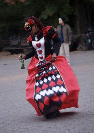 Foto de Los neoyorquinos muestran sus disfraces de Halloween mientras bailan junto a la música en Crowded Central Park. 29 de octubre de 2022, Nueva York, Estados Unidos: Al entrar en los últimos días al festival de Halloween, se ve a los neoyorquinos luciendo sus disfraces de Halloween - Imagen libre de derechos