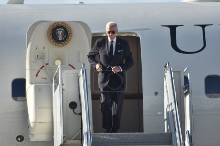 Foto de El presidente de los Estados Unidos Joe Biden llega al aeropuerto John F. Kennedy en Nueva York. 31 de octubre de 2022, Nova York, Estados Unidos: El presidente de los Estados Unidos Joe Biden llegó al aeropuerto John F. Kennedy en Nueva York - Imagen libre de derechos