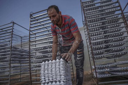 Téléchargez les photos : Recycler les vieux papiers et les utiliser pour d'autres industries. 2 novembre 2022, Gaza, Palestine : Le citoyen Akram Al-Amour du gouvernorat de Khan Yunis, au sud de la ville de Gaza, a créé une usine de recyclage des déchets de papier - en image libre de droit