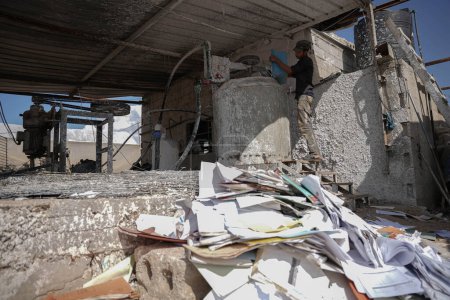 Téléchargez les photos : Recycler les vieux papiers et les utiliser pour d'autres industries. 2 novembre 2022, Gaza, Palestine : Le citoyen Akram Al-Amour du gouvernorat de Khan Yunis, au sud de la ville de Gaza, a créé une usine de recyclage des déchets de papier - en image libre de droit