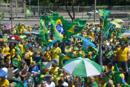 Foto de Los partidarios del presidente brasileño Jair Bolsonaristas siguen acampados frente al Comando Militar Oriental, en Río de Janeiro. 5 de noviembre de 2022, Río de Janeiro, Brasil: Partidarios del presidente Jair Bolsonaro (Partido Liberal)) - Imagen libre de derechos