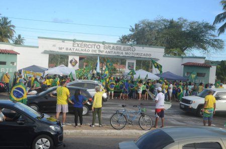 Foto de Bolsonaristas llaman a la intervención militar en protesta en Natal. 7 de noviembre de 2022, Natal, Rio Grande do Norte, Brasil: Los partidarios del presidente brasileño y candidato derrotado a la reelección, Jair Bolsonaro, entran en el sexto día de protesta - Imagen libre de derechos