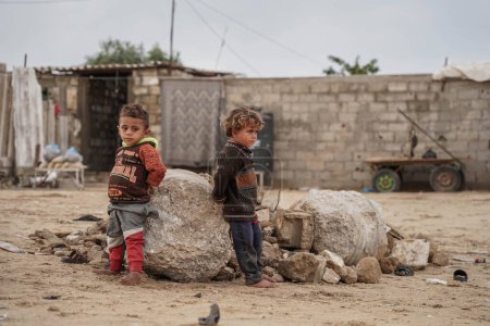 Téléchargez les photos : Les Palestiniens vivent une vie difficile sous le siège et le froid. 9 novembre 2022, Gaza, Palestine : Certains Palestiniens vivent ici dans ce camp à Khan Yunis dans le sud de la bande de Gaza, et avec le changement de température de l'air - en image libre de droit
