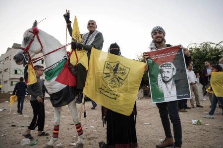 Téléchargez les photos : Le Fatah organise un festival en mémoire du martyre de feu le Président Yasser Arafat, le 10 novembre 2022, Gaza, Palestine : Des milliers de Palestiniens ont participé à un festival organisé par le Fatah - en image libre de droit