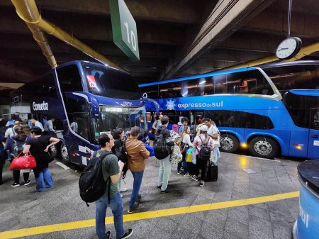 Foto de Intenso movimiento de personas en la terminal de autobuses de Tiete en Sao Paulo. 11 de noviembre de 2022, Sao Paulo, Brasil: Intenso movimiento de personas en la terminal de autobuses de Tiete, en Sao Paulo, el viernes (11), para la Proclamación de la República viaje de vacaciones - Imagen libre de derechos