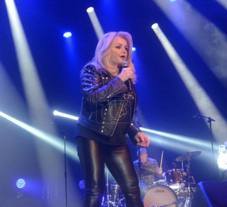 Photo for Singer Bonnie Tyler's 50th Anniversary Show in Sao Paulo. November 12, 2022, Sao Paulo, Brazil: Welsh singer Bonnie Tyler, known for her numerous worldwide hits with the songs "Total Eclipse of the Heart", "It's a Heartache", "Making Love" - Royalty Free Image