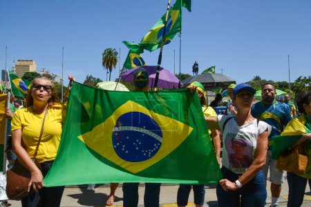 Foto de Bolsonaristas protestan frente al Comando Militar Oriental, en Río de Janeiro. 20 de noviembre de 2022, Río de Janeiro, Brasil: Manifestantes que apoyan al presidente brasileño Jair Bolsonaro entran en el día 21 de protesta - Imagen libre de derechos