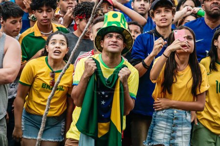 Téléchargez les photos : Coupe du Monde FIFA Qatar 2022 : Les fans regardent le Brésil vs la Serbie à Maia Fan Festa, à Guarulhos. 14 novembre 2022, Guarulhos, Sao Paulo, Brésil : Bosque Maia Park à Guarulhos, à Sao Paulo, accueille le Maia Fan Party, qui diffuse le match brésilien - en image libre de droit