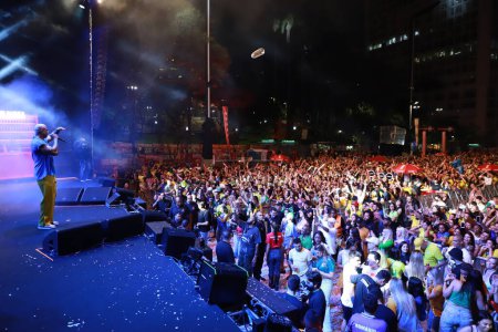 Foto de Espectáculo del cantante brasileño Leo Santana en el FIFA Fan Festival de Sao Paulo. 24 de noviembre de 2022, Sao Paulo, Brasil: El cantante brasileño Leo Santana actúa en el escenario en el Festival de Fans de la FIFA en el valle de Anhangabau, en el centro de Sao Paulo, el jueves (24) - Imagen libre de derechos