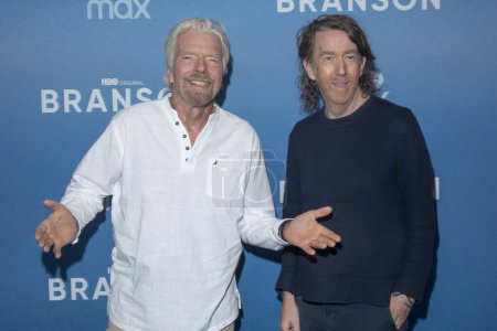Foto de "Branson "estreno en Nueva York. 29 de noviembre de 2022, Nueva York, Estados Unidos: Sir Richard Branson y Chris Smith asisten al estreno de "Branson" en Nueva York en HBO Screening Room el 29 de noviembre de 2022 en la ciudad de Nueva York. - Imagen libre de derechos