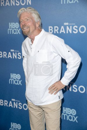 Foto de "Branson "estreno en Nueva York. 29 de noviembre de 2022, Nueva York, Estados Unidos: Sir Richard Branson y Chris Smith asisten al estreno de "Branson" en Nueva York en HBO Screening Room el 29 de noviembre de 2022 en la ciudad de Nueva York. - Imagen libre de derechos