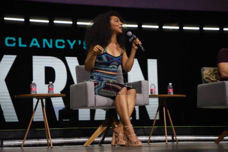 Photo for Stars of the series Jack Ryan, from Amazon Prime Video, participate in the panel at CCXP. December 3, 2022, Sao Paulo, Brazil: American actors Betty Gabriel and Michael Kelly, stars of the Amazon Prime Video series 'Jack Ryan' - Royalty Free Image
