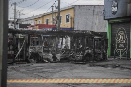 Téléchargez les photos : Des criminels ont incendié un bus et deux voitures à Sao Paulo. 05 décembre 2022, Sao Paulo, Brésil : Lors d'une tentative de vol de guichets automatiques dans un supermarché à Parque Residencial Cocaia, dans la zone sud de Sao Paulo, lundi (05) - en image libre de droit