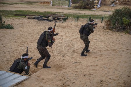 Foto de Movimiento Al-Ahrar organiza una ceremonia de graduación para un lote de sus nuevos combatientes, 01 de enero 2023, Gaza, Palestina Movimiento Al-Ahrar llevó a cabo una maniobra militar con munición real bajo el título Ya Al-Aqsa, estamos llegando - Imagen libre de derechos