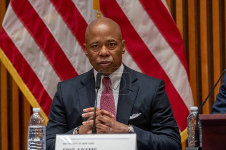 Foto de Mayor Eric Adams, Police Commissioner Keechant Sewell Hold Year End Crime Briefing 2022. January 05, 2023, New York, New York, USA: New York City Mayor Eric Adams speaks at a press conference on end-of-year crime statistics with top NYPD - Imagen libre de derechos