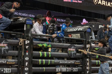 Téléchargez les photos : 2023 Professional Bull Riders Unleash The Beast At The Garden. January 06, 2023, New York, New York, USA: Mayson Taylor rides Sky's The Limit during the Professional Bull Riders 2023 Unleash The Beast event at Madison Square Garden - en image libre de droit