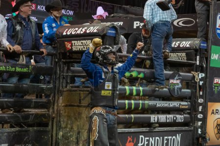 Téléchargez les photos : 2023 Professional Bull Riders Unleash The Beast At The Garden. January 06, 2023, New York, New York, USA: Mayson Taylor rides Sky's The Limit during the Professional Bull Riders 2023 Unleash The Beast event at Madison Square Garden - en image libre de droit