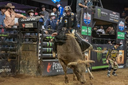 Téléchargez les photos : 2023 Professional Bull Riders Unleash The Beast At The Garden. January 06, 2023, New York, New York, USA: Daniel Keeping rides Razzmatazz during the Professional Bull Riders 2023 Unleash The Beast event at Madison Square Garden - en image libre de droit