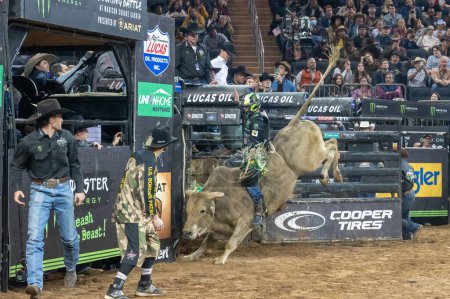 Téléchargez les photos : 2023 Professional Bull Riders Unleash The Beast At The Garden. January 06, 2023, New York, New York, USA: Jose Vitor Leme rides Pickle Moonshine during the Professional Bull Riders 2023 Unleash The Beast event at Madison Square Garden - en image libre de droit