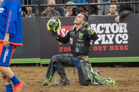 Téléchargez les photos : 2023 Professional Bull Riders Unleash The Beast At The Garden. January 06, 2023, New York, New York, USA: Jose Vitor Leme rides Pickle Moonshine during the Professional Bull Riders 2023 Unleash The Beast event at Madison Square Garden - en image libre de droit
