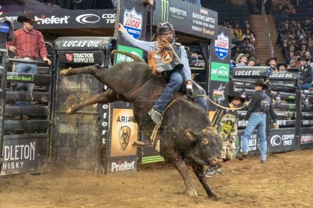 Téléchargez les photos : 2023 Professional Bull Riders Unleash The Beast At The Garden. January 06, 2023, New York, New York, USA: Bob Mitchell rides Black Cherry during the Professional Bull Riders 2023 Unleash The Beast event at Madison Square Garden - en image libre de droit