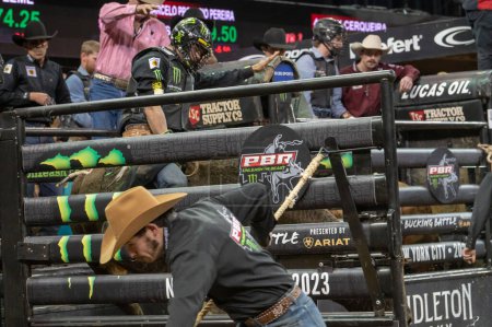 Téléchargez les photos : 2023 Professional Bull Riders Unleash The Beast At The Garden. January 08, 2023, New York, New York, USA: Kaique Pacheco rides Wild Goose out of the chute during third round of the Professional Bull Riders 2023 Unleash The Beast event - en image libre de droit