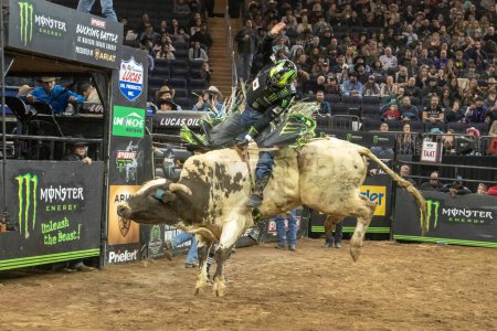 Téléchargez les photos : 2023 Professional Bull Riders Unleash The Beast At The Garden. January 08, 2023, New York, New York, USA: Jose Vitor Leme rides Choc Tease during the third round of the Professional Bull Riders 2023 Unleash The Beast event - en image libre de droit