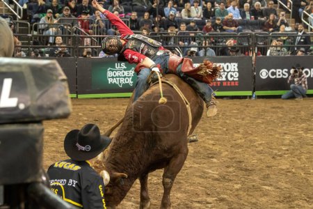 Téléchargez les photos : 2023 Professional Bull Riders Unleash The Beast At The Garden. January 08, 2023, New York, New York, USA: Silvano Alves rides Red Mosquito during third round of the Professional Bull Riders 2023 Unleash The Beast event at Madison Square Garden - en image libre de droit