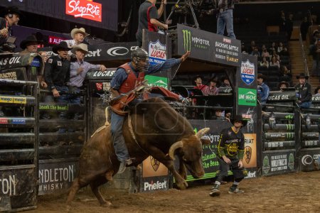 Téléchargez les photos : 2023 Professional Bull Riders Unleash The Beast At The Garden. January 08, 2023, New York, New York, USA: Alisson De Souza rides Gangster Time during third round of the Professional Bull Riders 2023 Unleash The Beast event - en image libre de droit