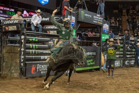 Téléchargez les photos : 2023 Professional Bull Riders Unleash The Beast At The Garden. January 08, 2023, New York, New York, USA: Koltin Hevalow rides Bullet Train during third round of the Professional Bull Riders 2023 Unleash The Beast event at Madison Square Garden - en image libre de droit