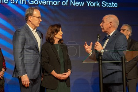 Foto de Governor Hochul Stands By Chief Judge Nominee. January 15, 2023, New York, New York, USA: Rev. Dr. Marc Rivera prays for New York State Governor Kathy Hochul (C) and Bill Hochul at Primitive Christian Church on January 15, 2023 in New York City - Imagen libre de derechos