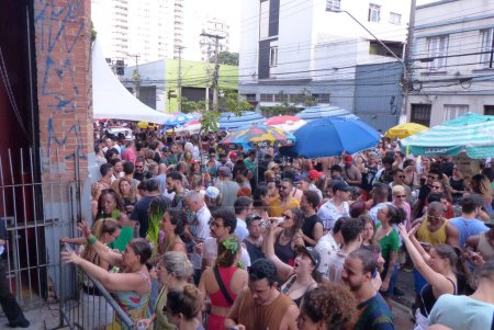 Téléchargez les photos : Pre Carnival Block Rehearsals in Sao Paulo. January 22, 2023, Sao Paulo, Brazil: The Baixo Augusta Academic Block held its first open rehearsal on Sunday (22) afternoon and received an audience of over 3,000 people at the MST's Shed - en image libre de droit