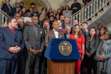 Foto de Mayor Adams Calls for Federal Support to Help Serve Asylum Seekers. January 22, 2023, New York, USA: New York City Mayor Eric Adams calls for more help from the federal government to handle the influx of asylum seekers at City Hall Rotunda - Imagen libre de derechos