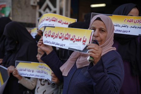 Foto de The feminist framework in the Islamic Jihad movement organizes a stand-in of anger in Gaza. January 26, 2023, Gaza, Palestine: The womens leadership of the Islamic Jihad Movement organized a stand of anger and denunciation - Imagen libre de derechos