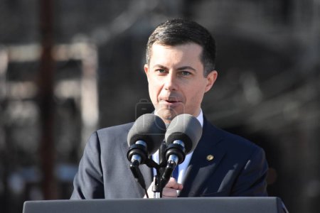 Foto de Bipartisan Infrastructure Law remarks in Baltimore. January 30, 2023, Baltimore, Maryland, USA: Secretary of Transportation Pete Buttigieg discussed how Bipartisan Infrastructure Law funding will replace the 150-year old Baltimore and Potomac Tonnel - Imagen libre de derechos