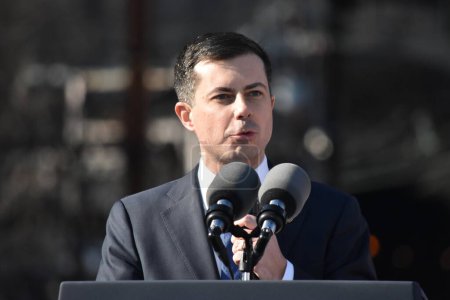 Téléchargez les photos : Bipartisan Infrastructure Law remarks in Baltimore. January 30, 2023, Baltimore, Maryland, USA: Secretary of Transportation Pete Buttigieg discussed how Bipartisan Infrastructure Law funding will replace the 150-year old Baltimore and Potomac Tonnel - en image libre de droit