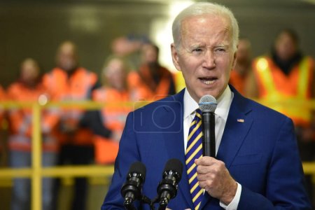 Foto de Bipartisan Observations on Infrastructure Act in New York City. January 31, 2023, New York, USA: US President Joe Biden delivers a speech and discusses topics related to the Bipartisan Infrastructure Act and how it would help with traffic - Imagen libre de derechos