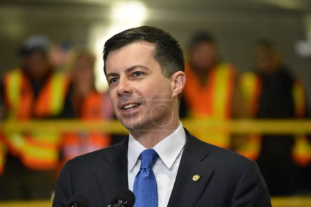 Téléchargez les photos : Bipartisan Infrastructure Law Remarks in New York City. January 31, 2023, New York, New York, USA: Secretary of Transportation Pete Buttigieg delivers remarks at the Long Island Railroad West Side Train Yard. - en image libre de droit