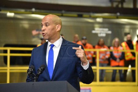 Téléchargez les photos : Bipartisan Infrastructure Law Remarks in New York City. January 31, 2023, New York, New York, USA: Senator Cory Booker (D-NJ) delivers remarks at the Long Island Railroad West Side Train Yard. Senator Cory Booker (D-NJ) - en image libre de droit