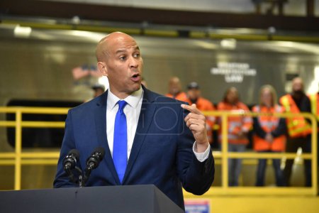 Téléchargez les photos : Bipartisan Infrastructure Law Remarks in New York City. January 31, 2023, New York, New York, USA: Senator Cory Booker (D-NJ) delivers remarks at the Long Island Railroad West Side Train Yard. Senator Cory Booker (D-NJ) - en image libre de droit