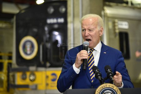 Téléchargez les photos : Bipartisan Observations on Infrastructure Act in New York City. January 31, 2023, New York, USA: US President Joe Biden delivers a speech and discusses topics related to the Bipartisan Infrastructure Act and how it would help with traffic - en image libre de droit