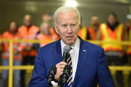 Foto de Bipartisan Observations on Infrastructure Act in New York City. January 31, 2023, New York, USA: US President Joe Biden delivers a speech and discusses topics related to the Bipartisan Infrastructure Act and how it would help with traffic - Imagen libre de derechos
