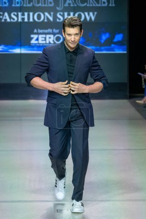 Foto de Seventh Annual Blue Jacket Fashion Show. February 01, 2023, New York, New York, USA: Andy Karl walks the runway wearing Carlos Campos during the Seventh Annual Blue Jacket Fashion Show at Moonlight Studios on February 1, 2023 in New York City. - Imagen libre de derechos