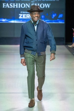 Téléchargez les photos : Seventh Annual Blue Jacket Fashion Show. February 01, 2023, New York, New York, USA: Les Trent walks the runway wearing Privelege during the Seventh Annual Blue Jacket Fashion Show at Moonlight Studios on February 1, 2023 in New York City. - en image libre de droit