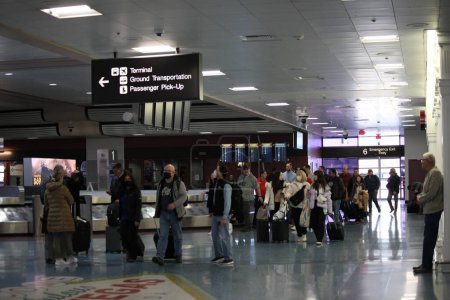 Téléchargez les photos : Heavy movement of passengers at Las Vegas International Airport. February 06, 2023, Las Vegas, Nevada, USA: There is a heavy movement of passengers at Las Vegas International Airport on Monday (06) with long line of people everywhere - en image libre de droit