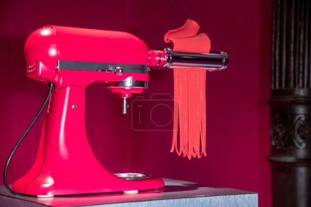 Foto de KitchenAid & Marta Del Rio launch the 2023 Hibiscus Color of the Year Collection - New York Fashion Week. February 09, 2023, New York, New York, USA: A view of KitchenAid products on display as KitchenAid &amp - Imagen libre de derechos