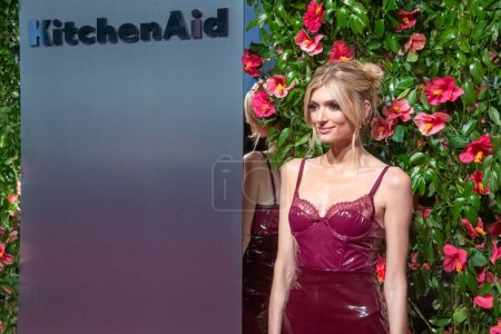 Téléchargez les photos : KitchenAid & Marta Del Rio launch the 2023 Hibiscus Color of the Year Collection - New York Fashion Week. February 09, 2023, New York, New York, USA: Sophie Sumner attends the presentation as KitchenAid &amp - en image libre de droit