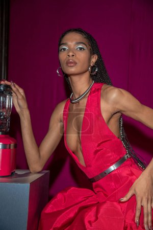 Téléchargez les photos : KitchenAid & Marta Del Rio launch the 2023 Hibiscus Color of the Year Collection - New York Fashion Week. February 09, 2023, New York, New York, USA: A model poses for the presentation as KitchenAid &amp - en image libre de droit